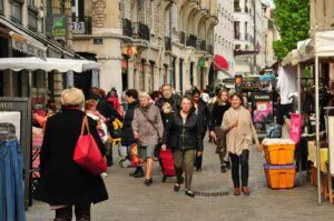 Personnes marchants dans les Halles l'hiver à Dijon